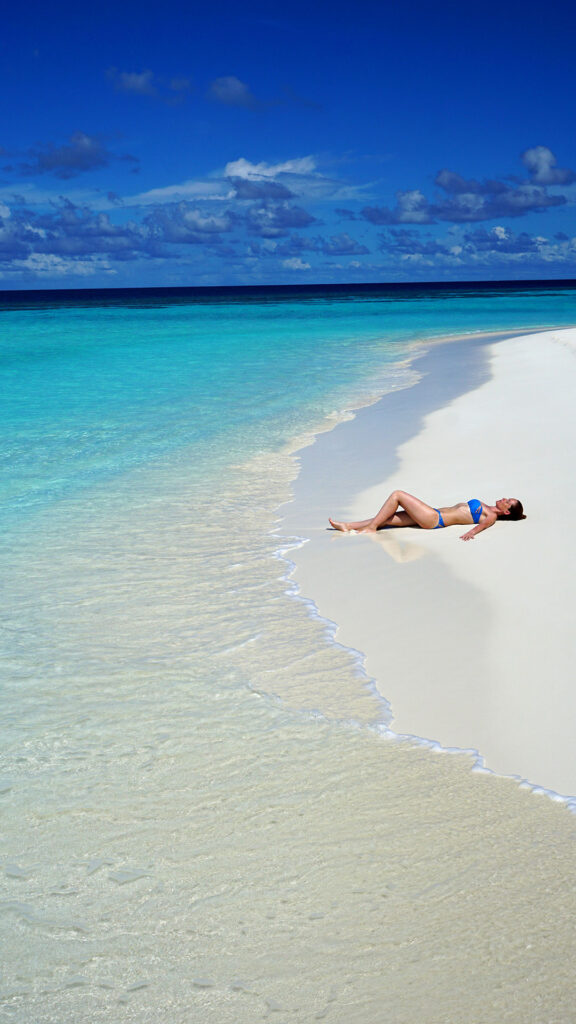 mujer-relajada-en-la-playa